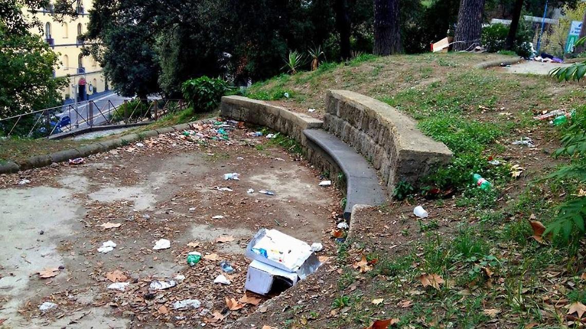 Giardini della principessa Iolanda sommersi dai rifiuti