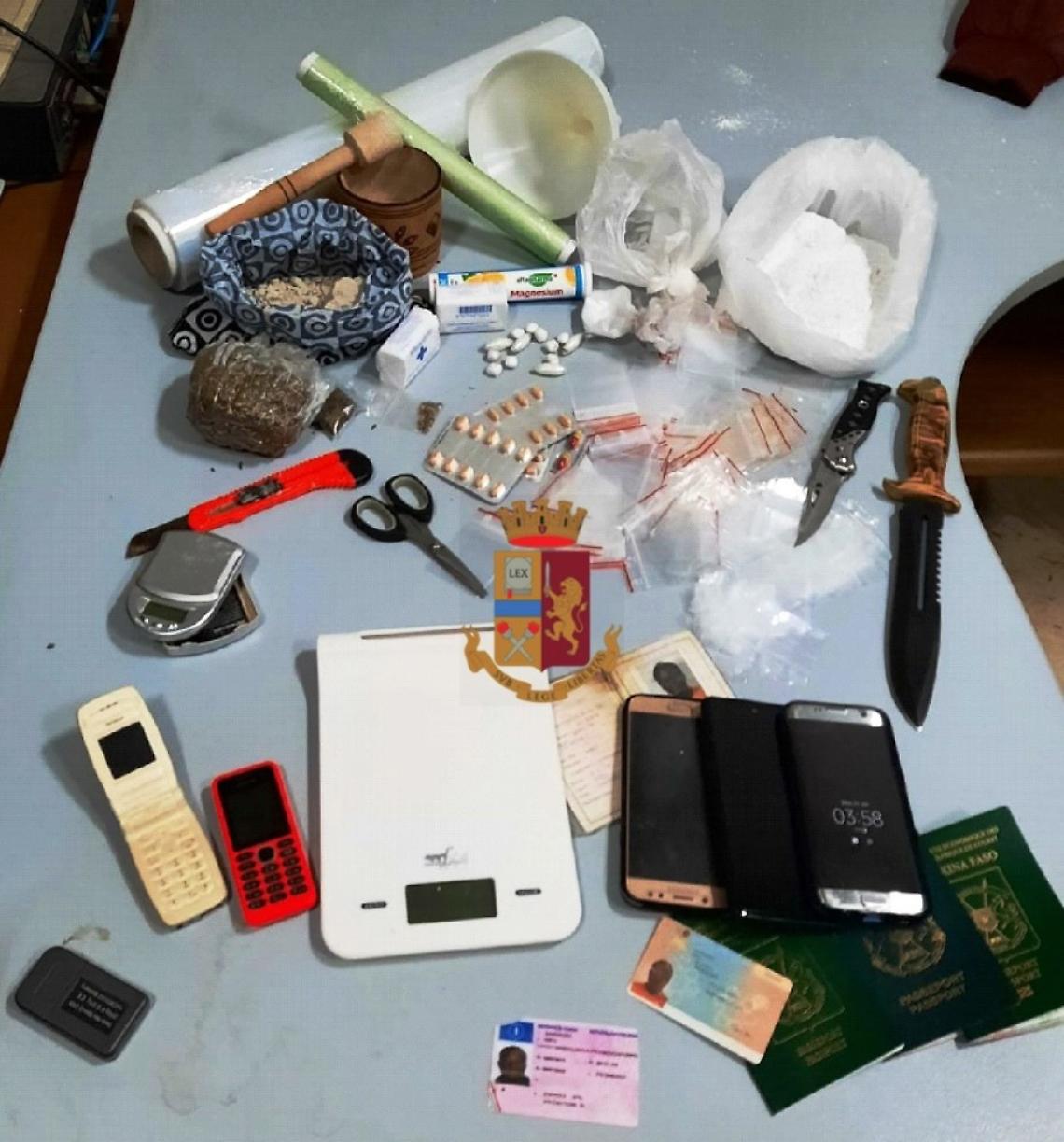 Droga, coltelli e documenti falsi: presi due pusher