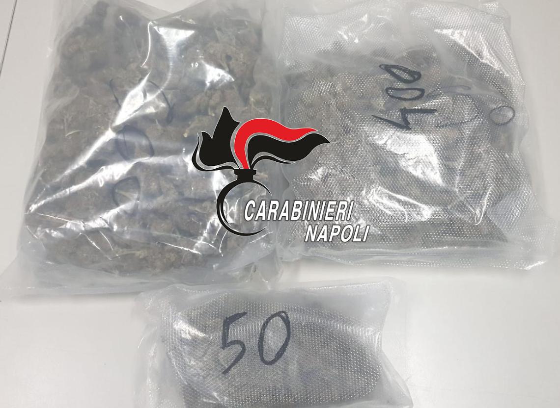 Gettano da finestra 1 kg marijuana, fidanzati arrestati