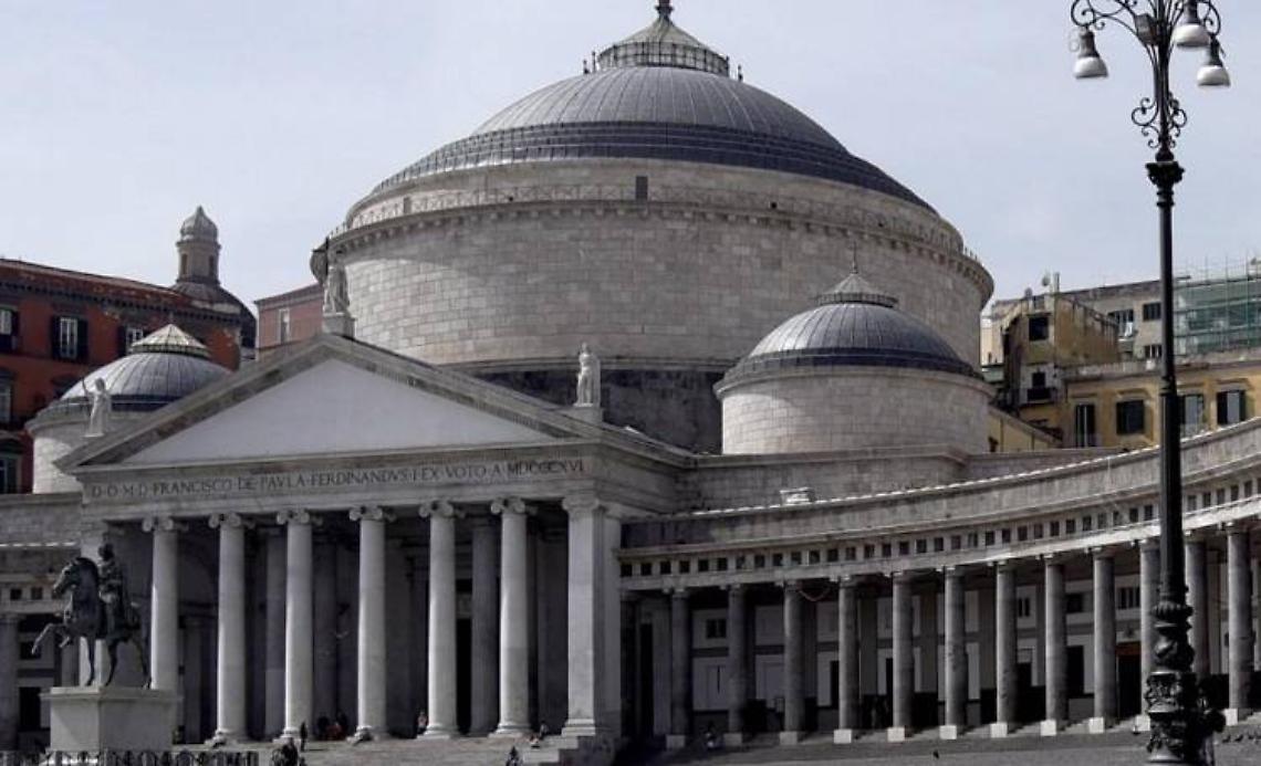 Accoltella la ex in piazza Plebiscito, arrestato 17enne