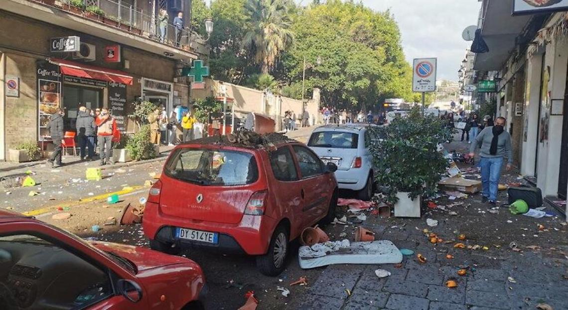 Panico in strada, si spoglia nuda e lancia dal balcone mobili e vasi