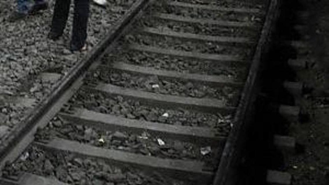 Attraversa i binari con lo scooter, rider 50enne muore travolto dal treno