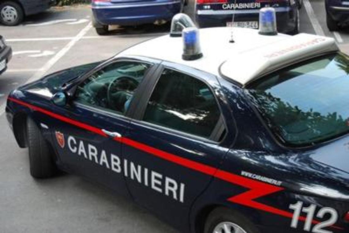 Ubriaco alla guida, tenta di corrompere i carabinieri 