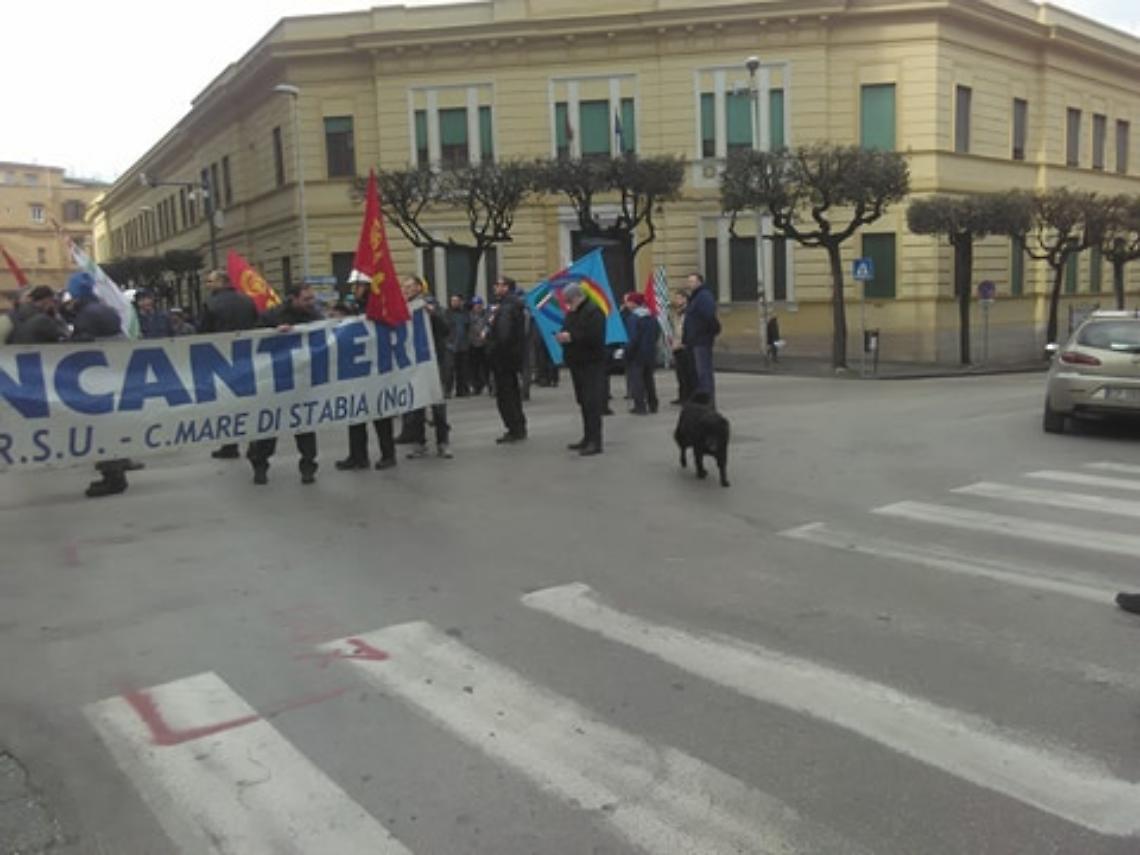 Fincantieri, Castellammare rivede le tute blu in piazza. Si riapre la stagione della tensione