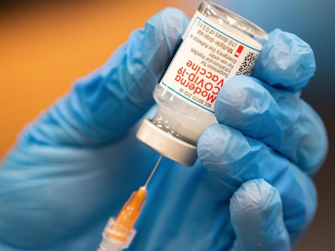 Vaccino covid Moderna, consegna dosi in ritardo