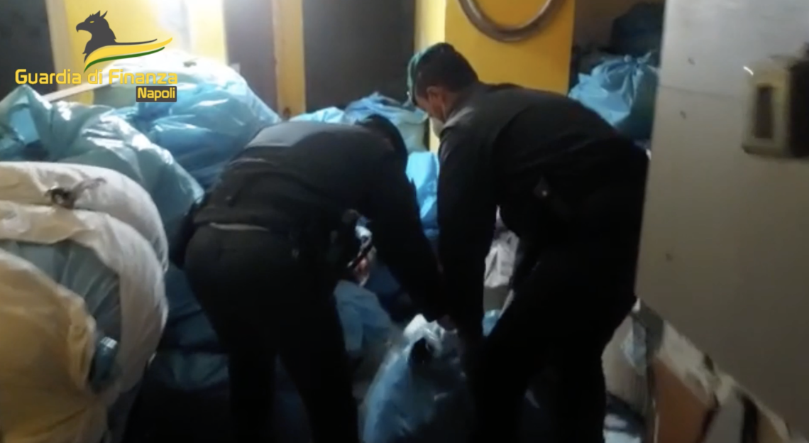 &ldquo;Deposito del falso" in centro a Napoli, due denunciati