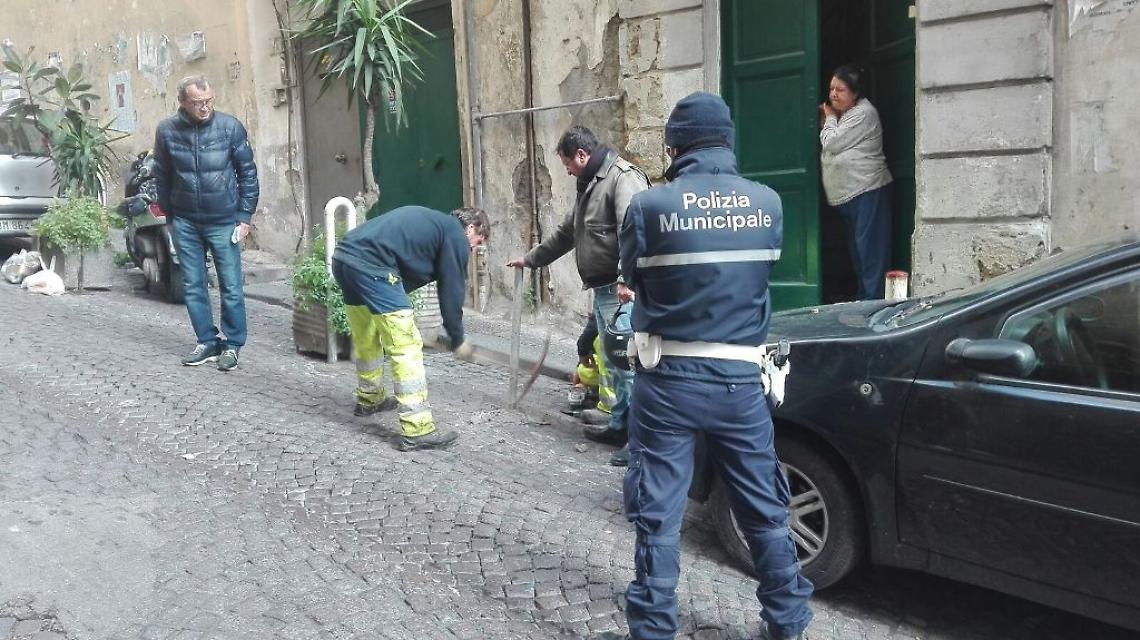 Quartieri Spagnoli, rimossi paletti e dissuasori abusivi