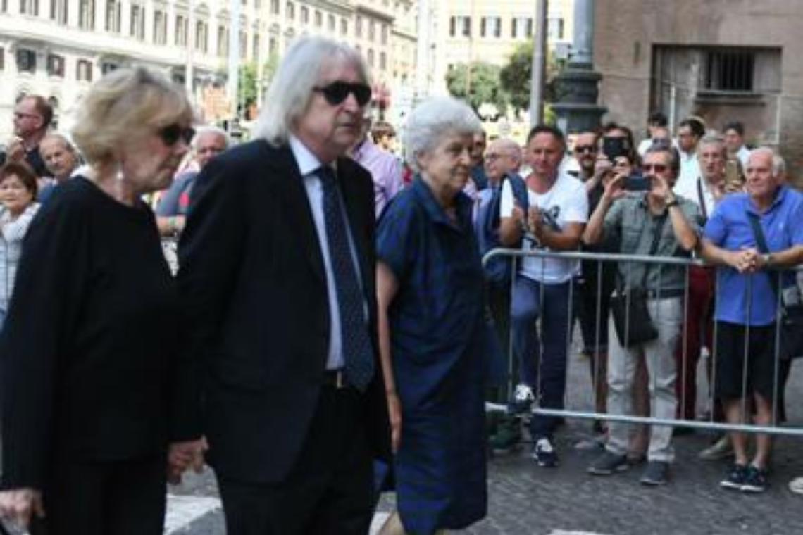 Ultimo saluto a Carlo Vanzina, folla ai funerali
