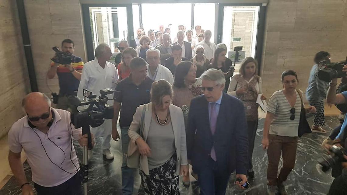 Reparto chiuso per la festa del primario, il ministro Grillo a Napoli: «Accerteremo le responsabilità»