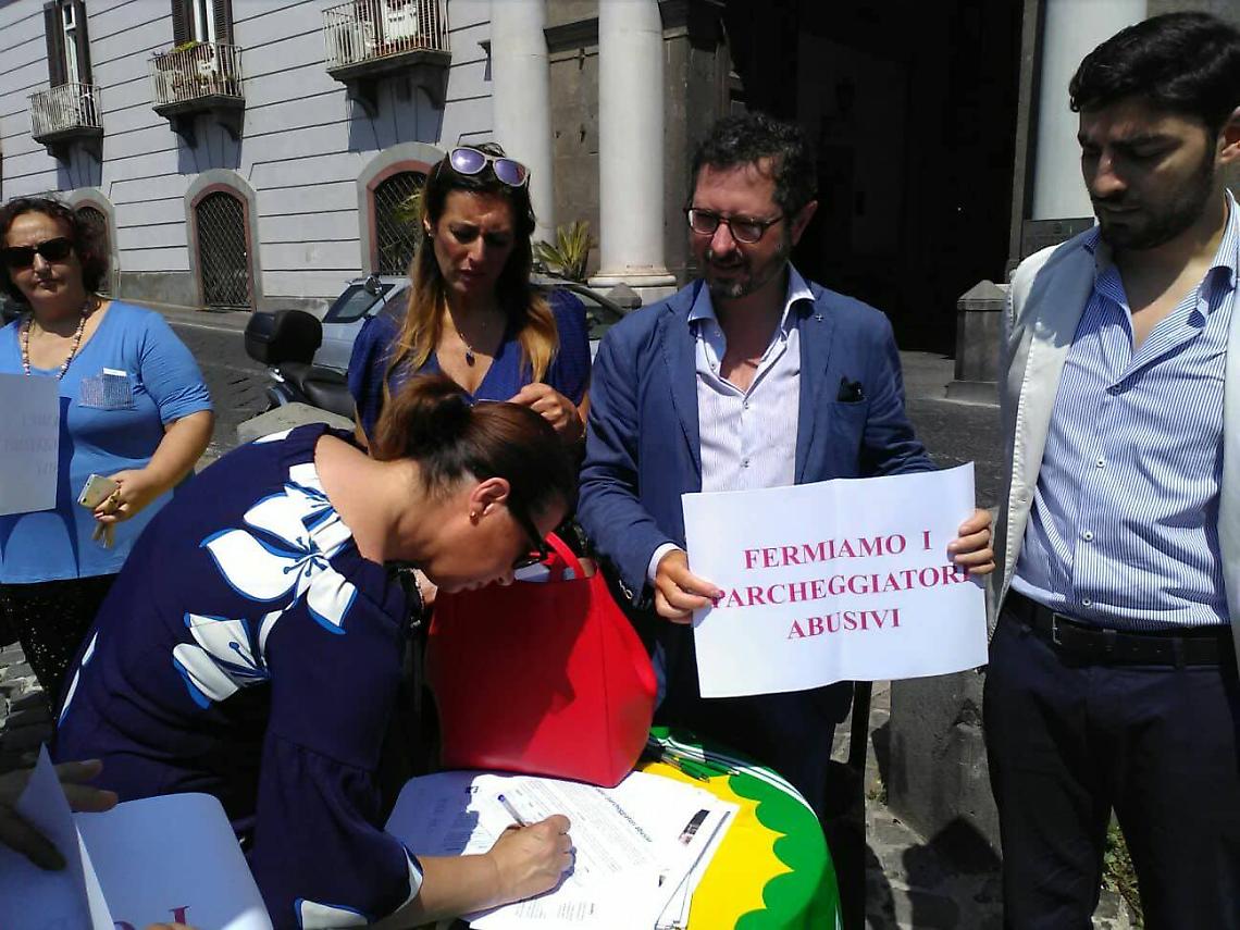 «Raccolte 4mila firme per l'arresto dei parcheggiatori abusivi»