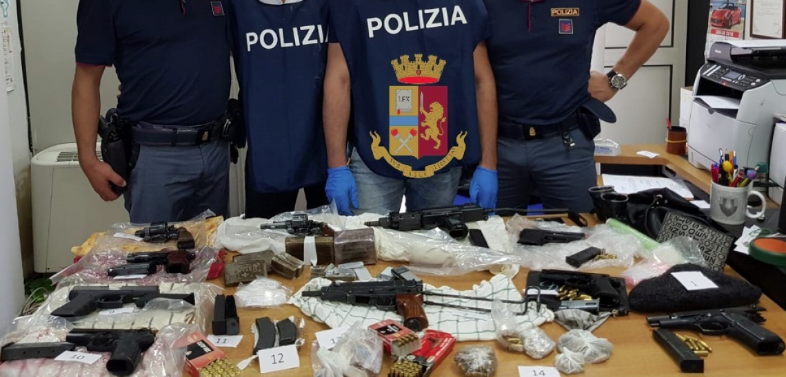 Armi da guerra e droga nascoste in un basso, arrestata 44enne