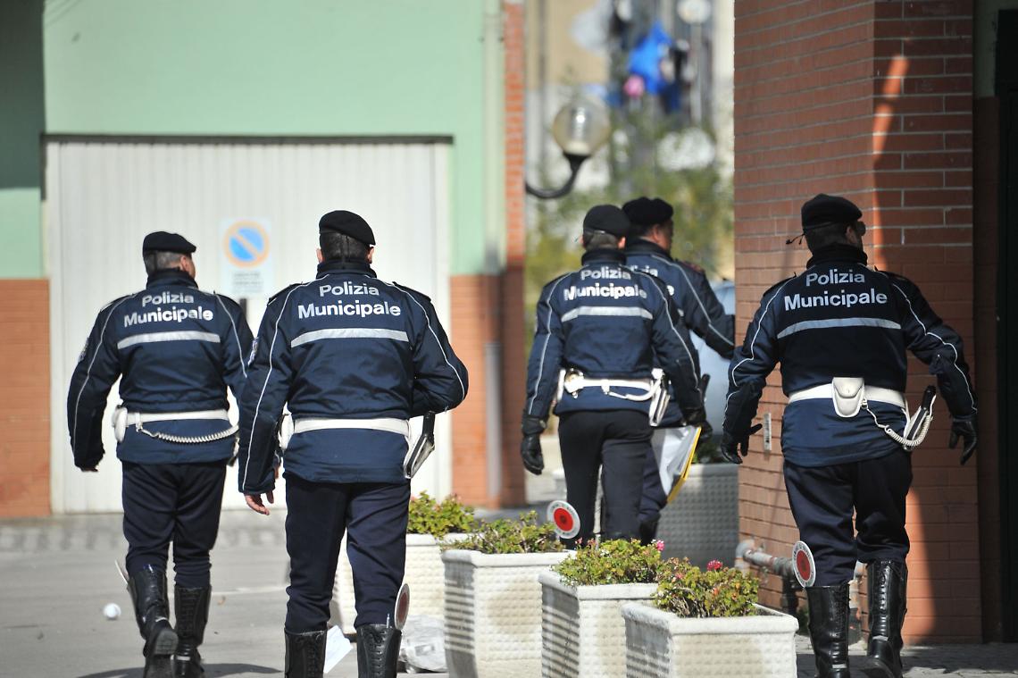 Tavolino selvaggio in via Vespucci, sanzioni per 100mila euro