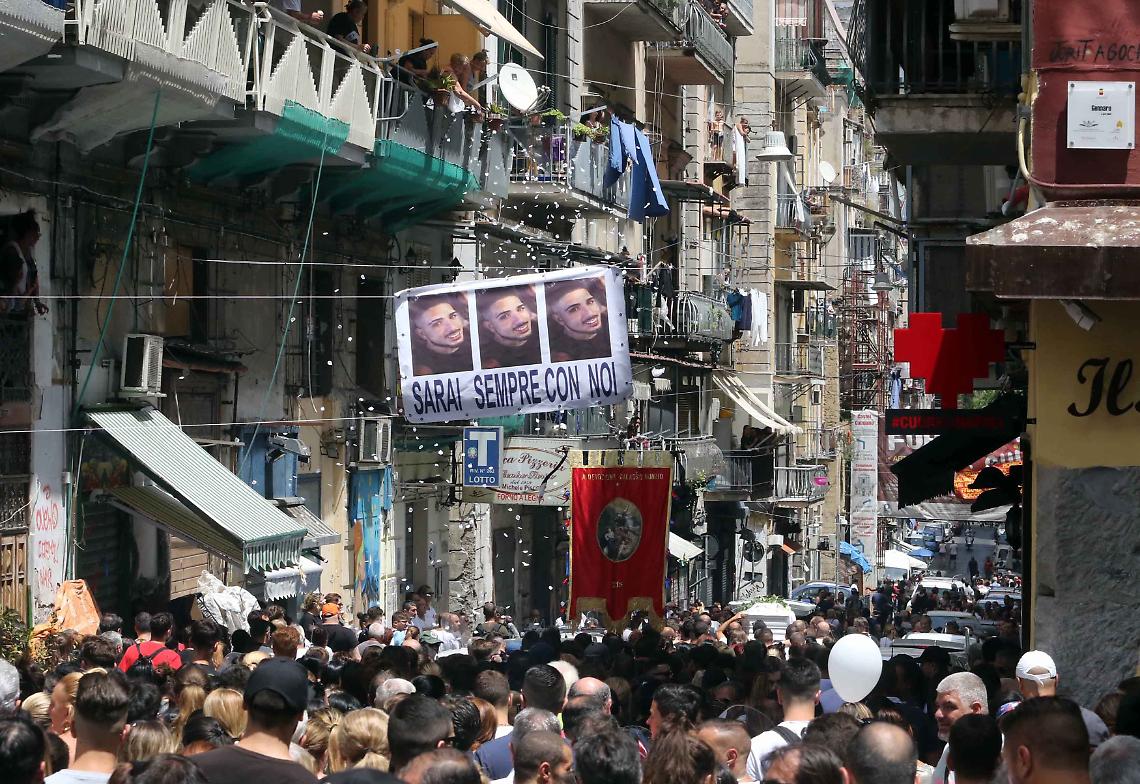 «Ciao bomber», l'addio di Forcella a Salvatore Caliano