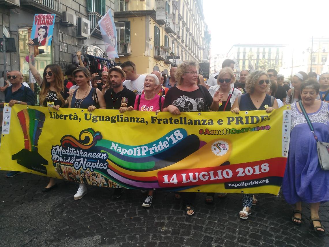 Gay Pride a Napoli, corteo arcobaleno in città