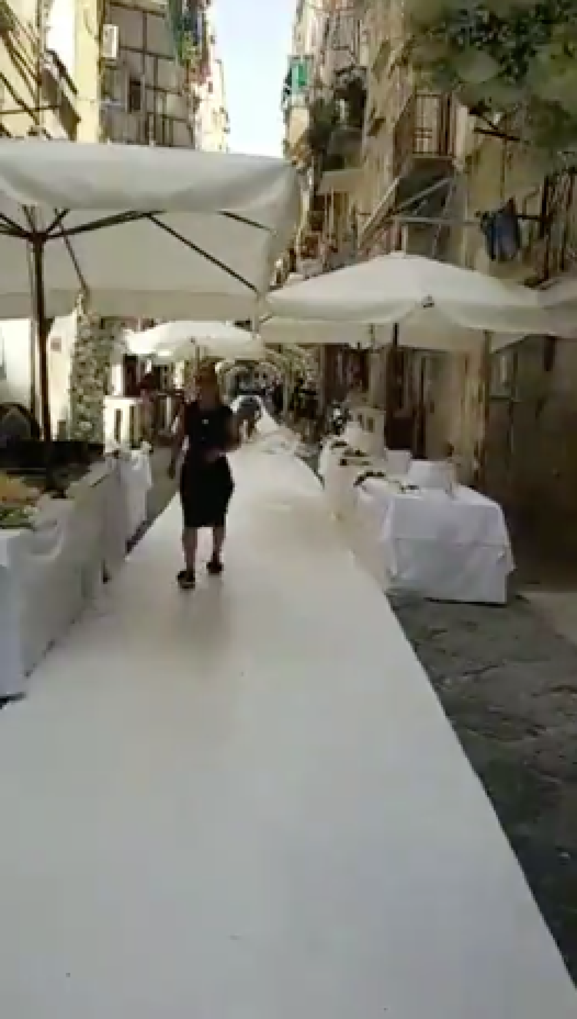 Pallonetto a Santa Lucia, vico chiuso per matrimonio