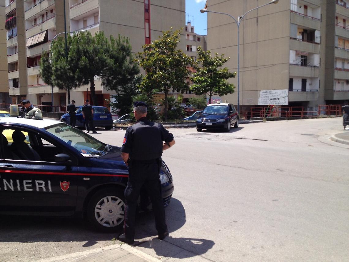 In tre smontano auto rubata: un arresto, altri due in fuga 