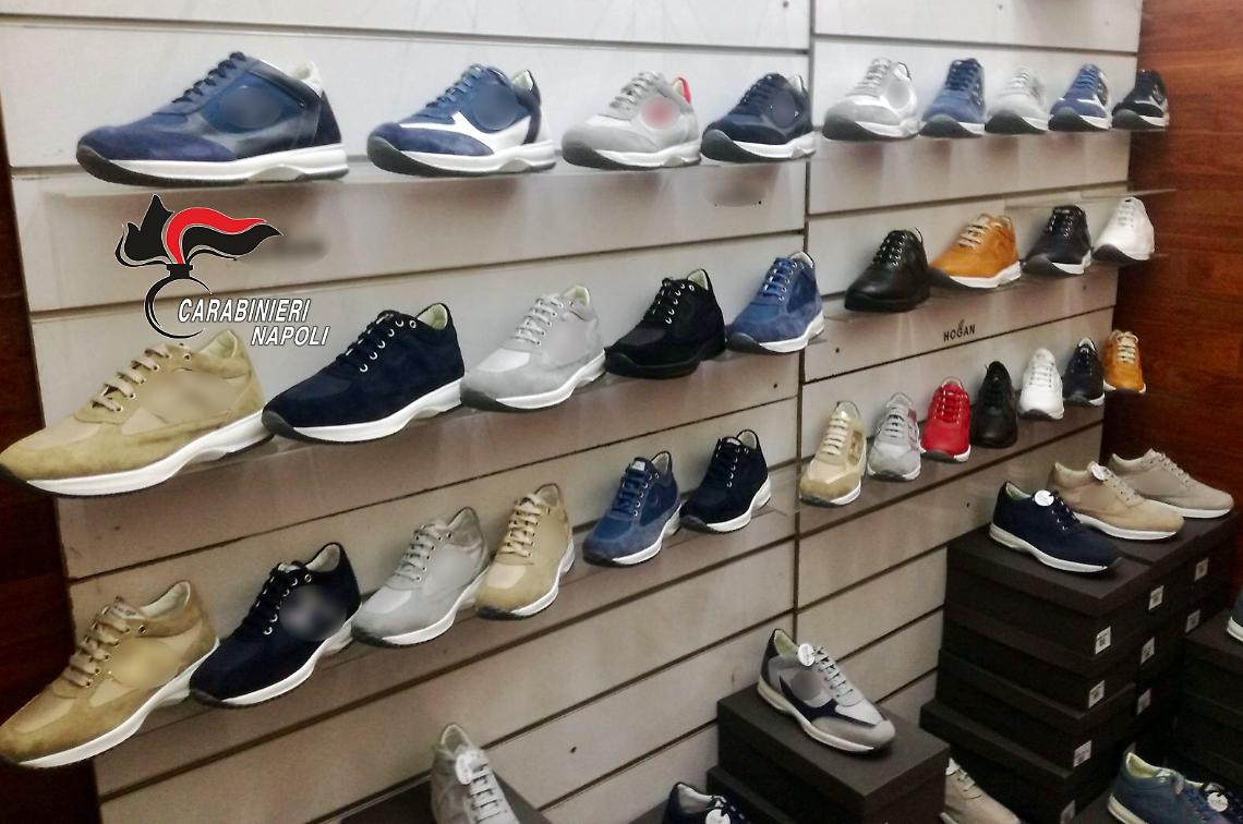 Duchesca, sorpreso a vendere capi contraffatti: nei guai un 50enne VIDEO