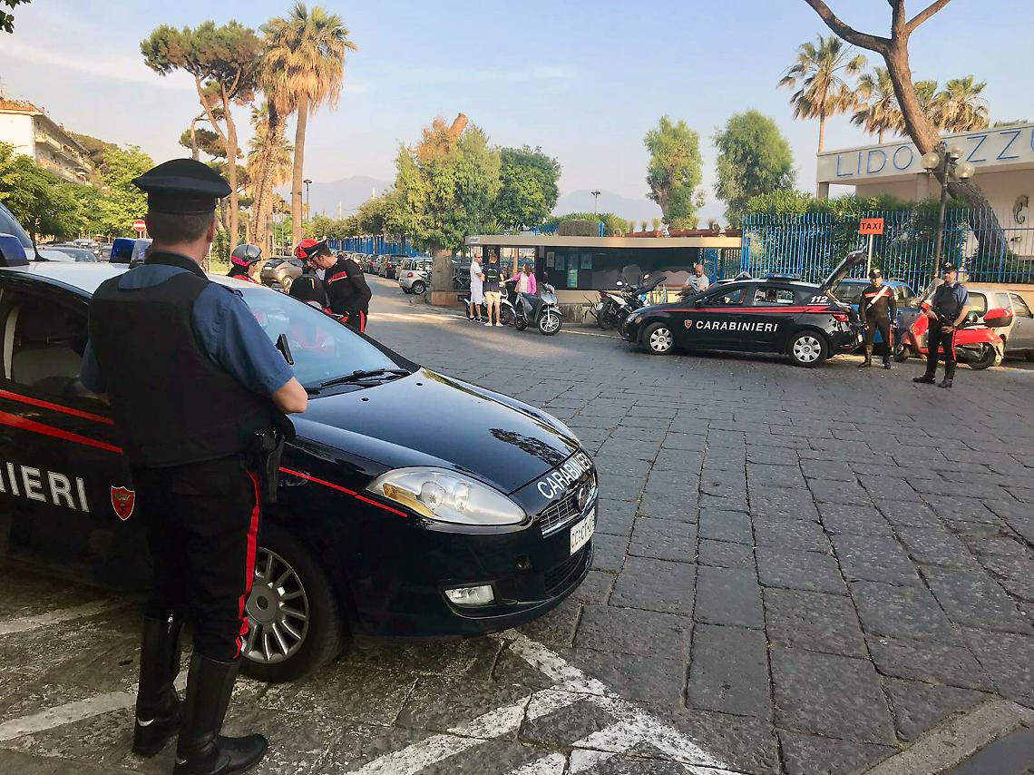 Frattura il naso a una donna per i debiti del compagno, arrestato