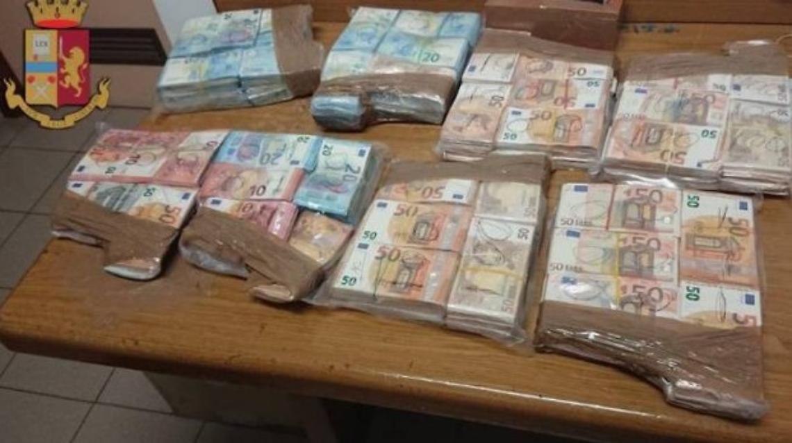 Mezzo milione di euro in auto, presi sull'A1 padre e figlio