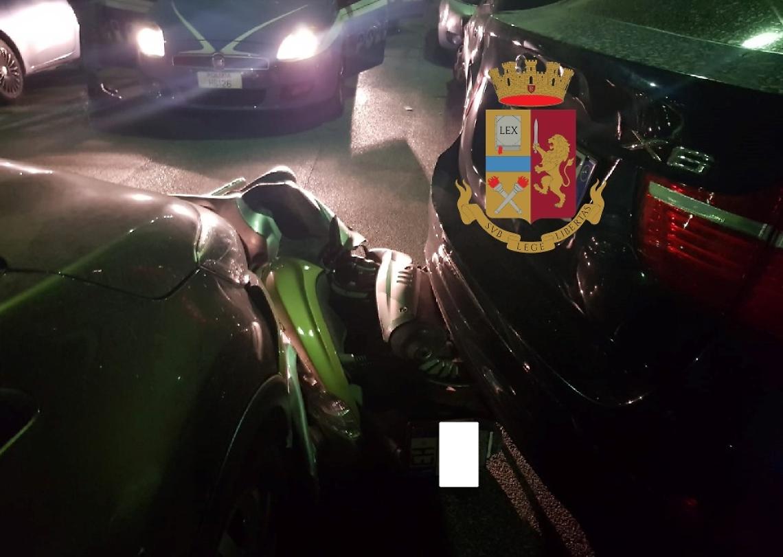 Rapinano scooter e si danno alla fuga, bloccati dalla polizia