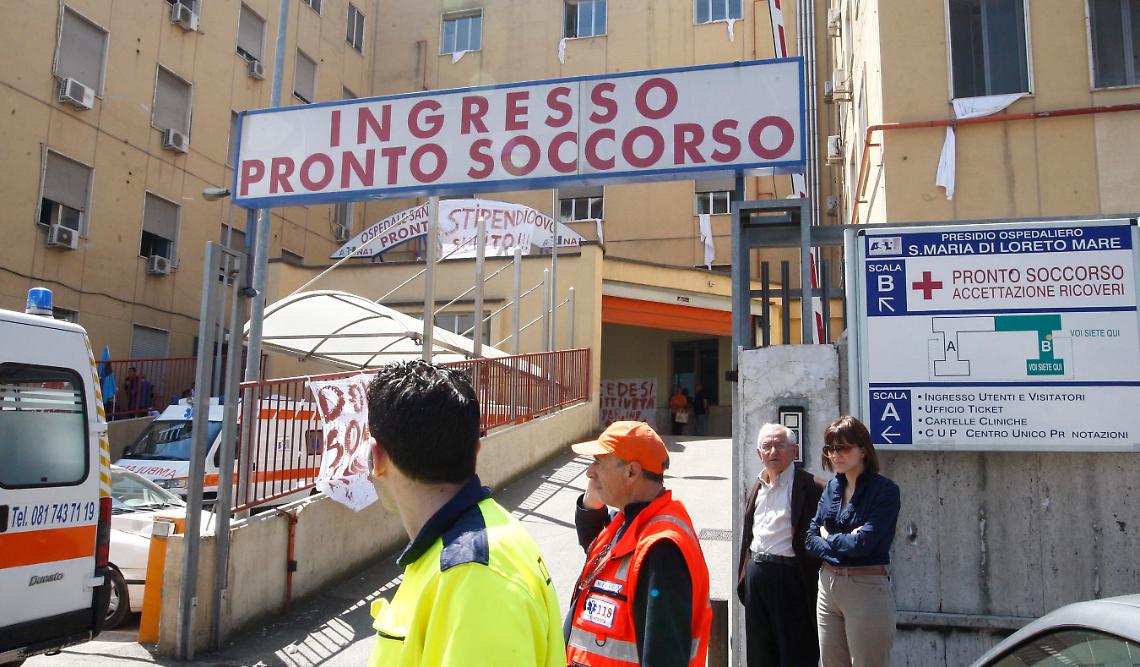 Un 50enne ferito abbandonato davanti al Loreto Mare
