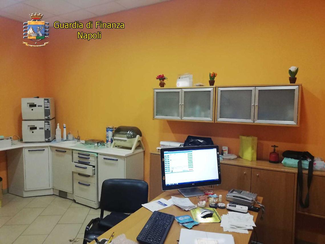 Scoperto a Napoli falso dentista, anche 2mila euro per un intervento