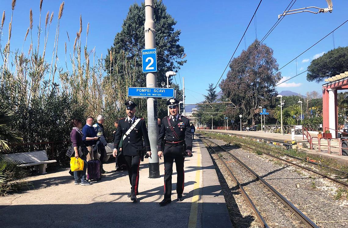 Pompei, tenta di rapinare due 17enni: le vittime reagiscono e lo mettono in fuga