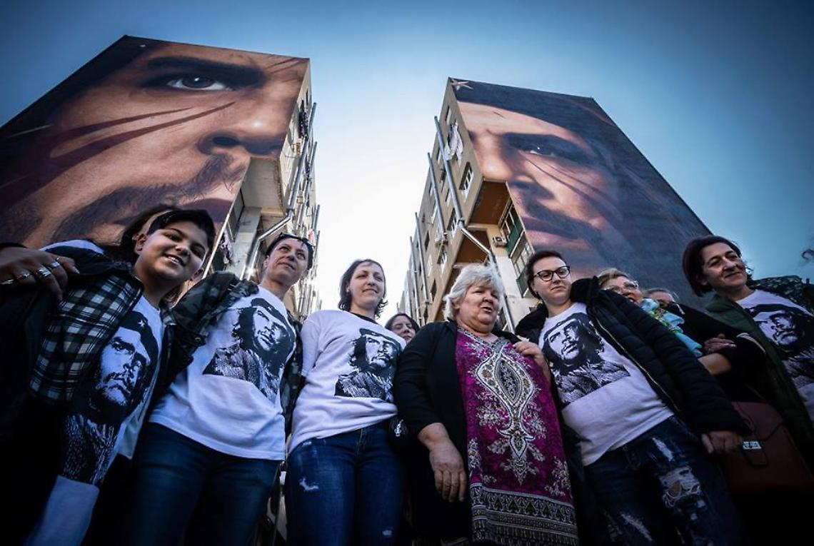 La figlia del “Che" a Napoli visita il murale dedicato a suo padre