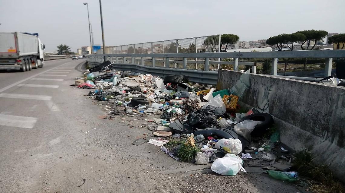 «Asse mediano discarica a cielo aperto»