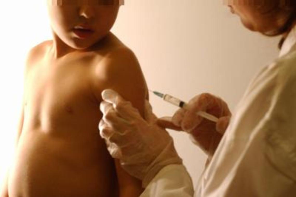 Vaccini, espulsioni e multe in agguato