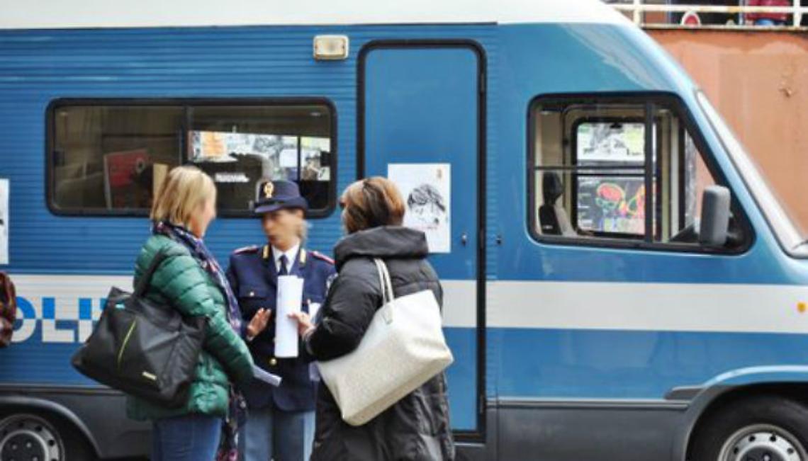 Festa della donna, Camper Rosa della polizia in via Toledo