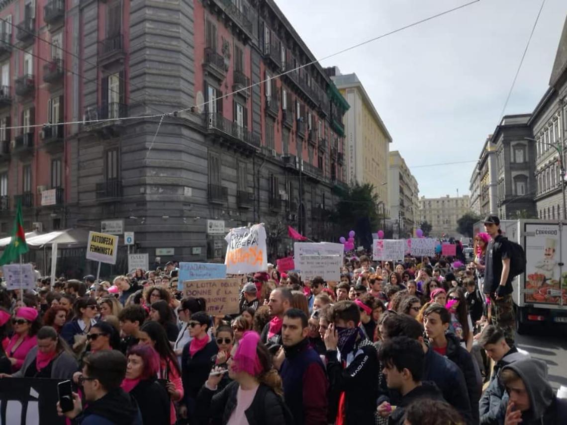 8 marzo a Napoli, corteo contro la violenza sulle donne