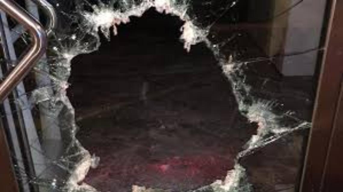 Sfonda vetrina con un sanpietrino e ruba due bottiglie di vino