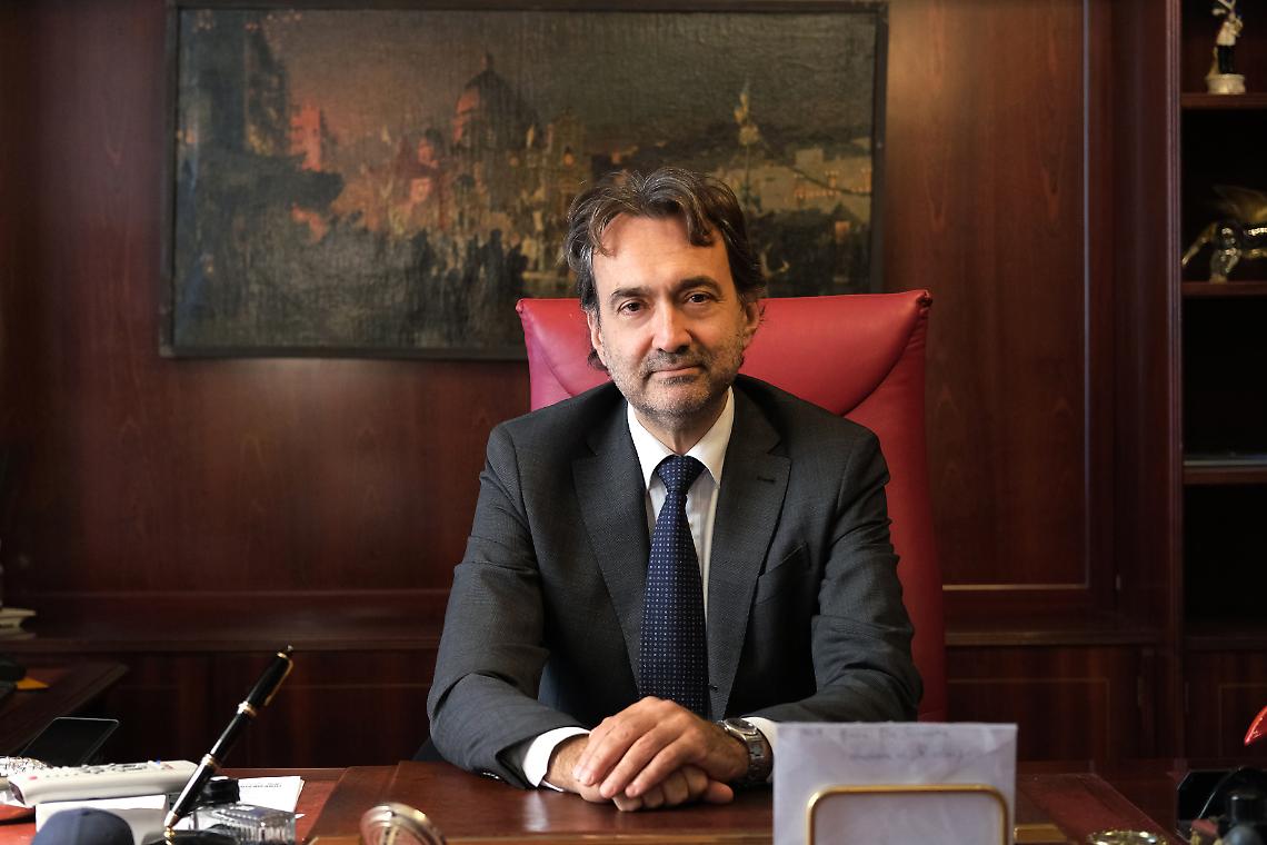 Tensioni con la polizia a Piazza Bellini: emessi 5 Daspo 