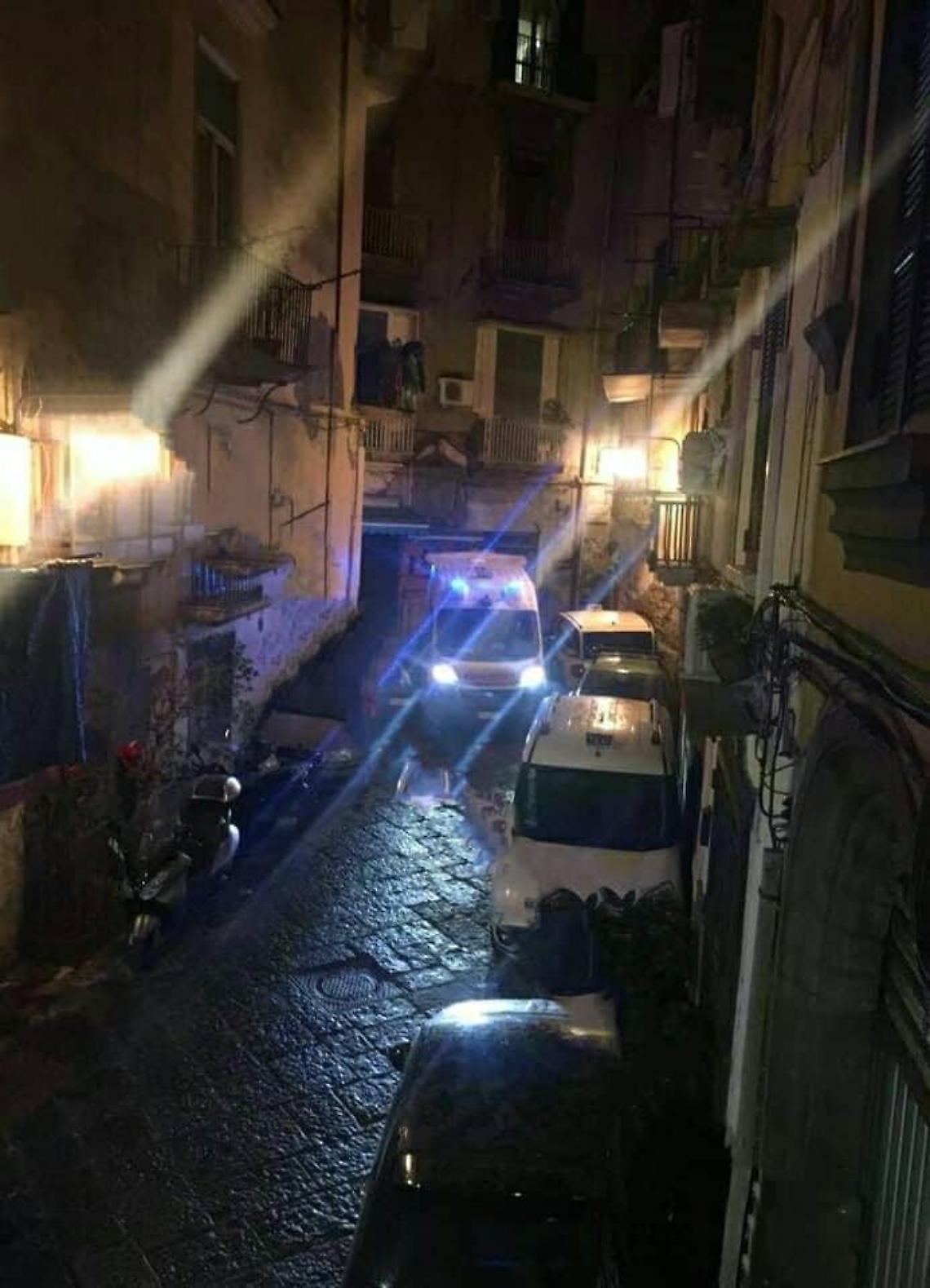 Notte d'inferno per il 118, ambulanze bloccate nei vicoli dalle auto in sosta