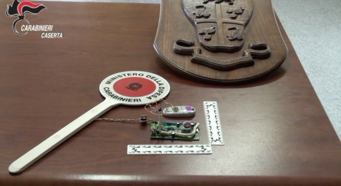 Furti nelle auto dei genitori che portavano figli a scuola, sgominata la gang VIDEO