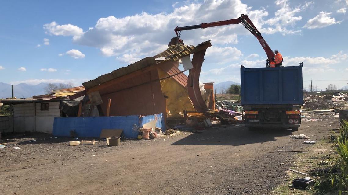 Demolito l'ultimo campo rom ad Acerra, abbattute le baracche 