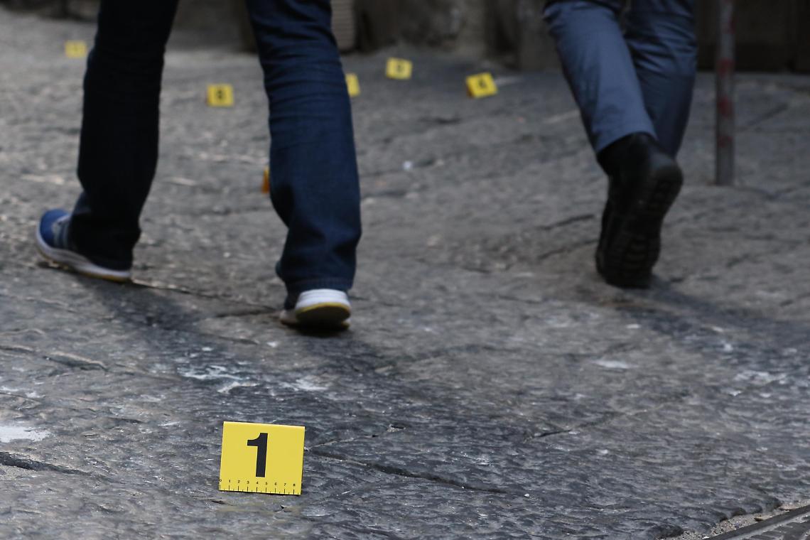 Nuova stesa a Ponticelli, colpi di pistola in bagno e veranda