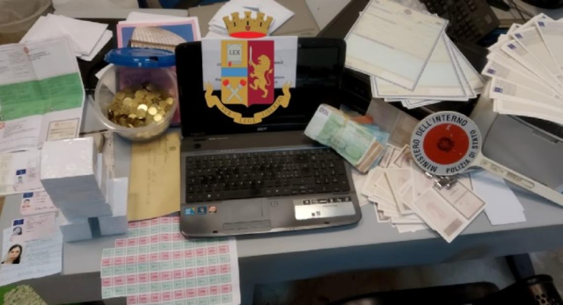 Soldi e documenti, scoperta centrale alla Ferrovia: arrestato il re del falso
