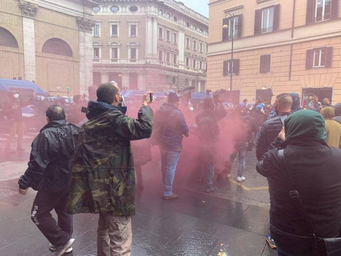 “Io apro", protesta a Roma: scontri e bombe carta
