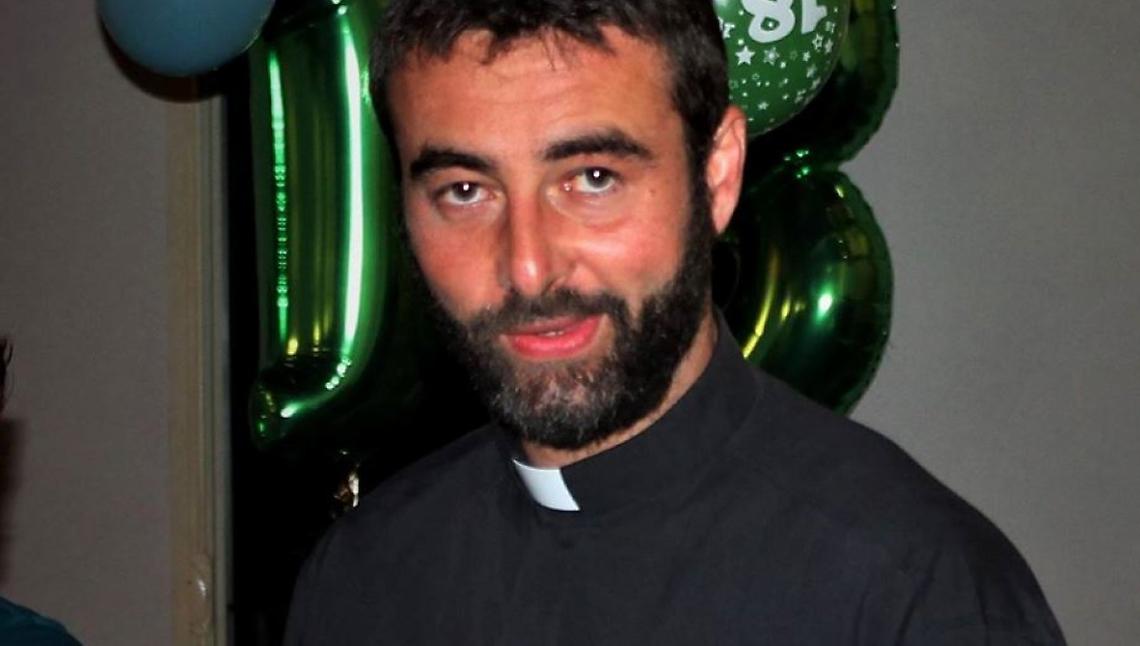 Don Riccardo ai fedeli: &laquo;Lascio la tonaca, mi sono innamorato&raquo;