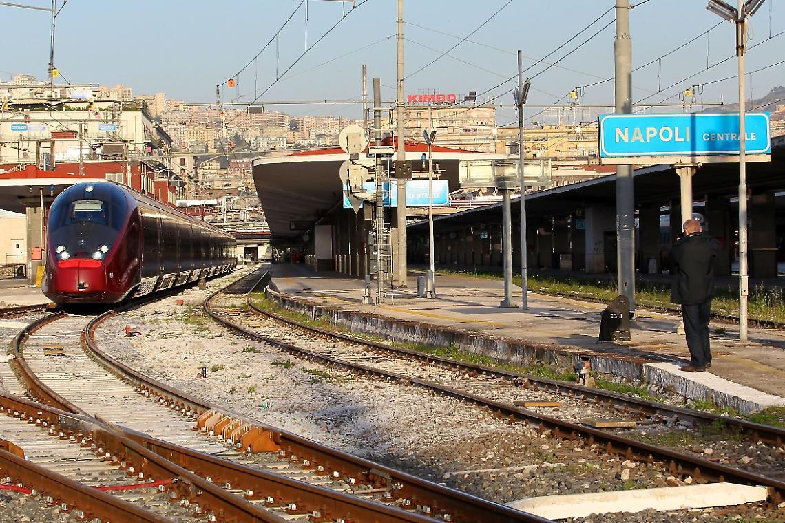 Napoli, cade cavo linea elettrica: cinque contusi