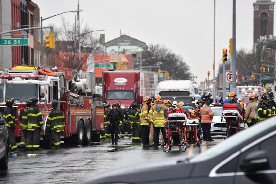 New York, spari in metropolitana: almeno 16 feriti