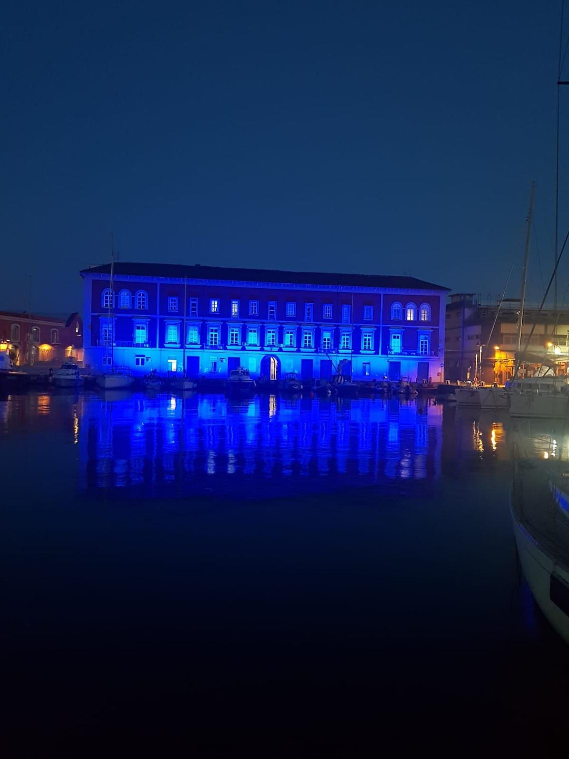 Napoli verso lo scudetto, anche la Marina s'illumina d'azzurro