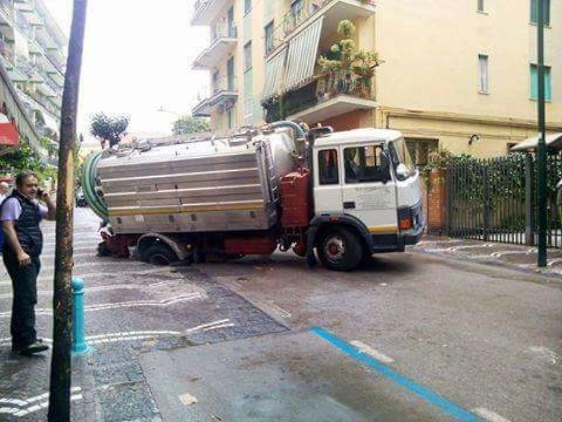 Portici, camion finisce in una buca e blocca la strada