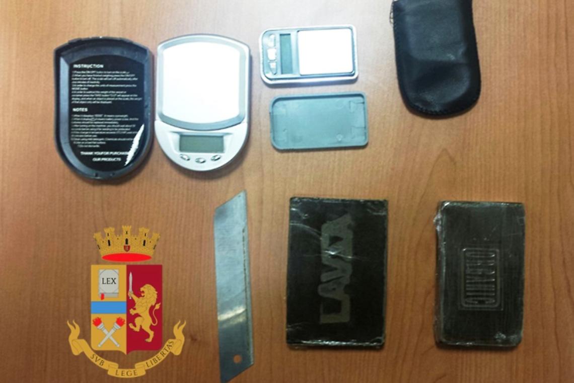 Afragola, trovati panetti di hashish nascosti nel muro
