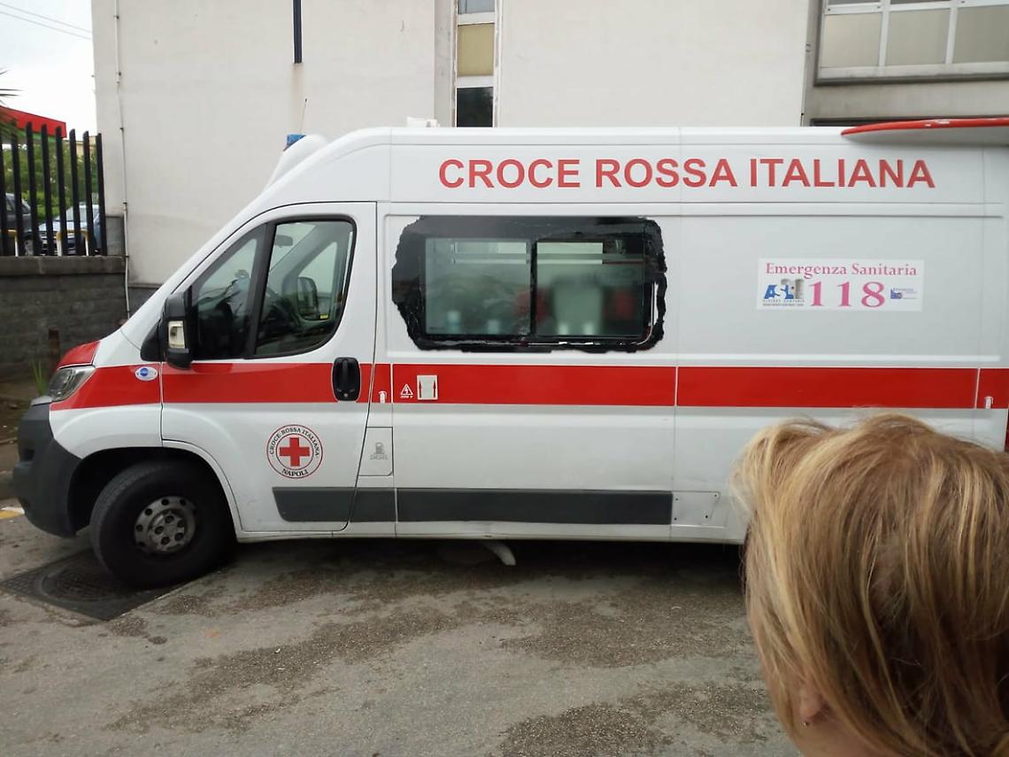 «Equipaggio del “118" aggredito a Napoli»