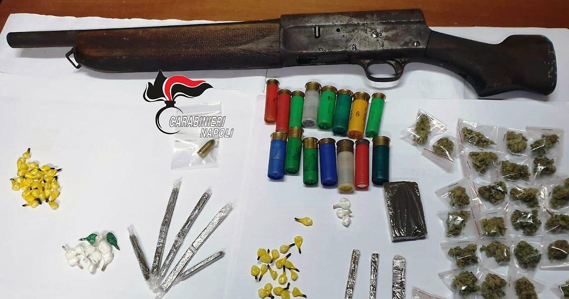 Marigliano, fucile a canne mozze e droga in un palazzo “videosorvegliato”