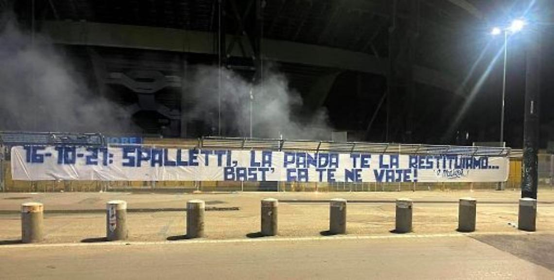 Napoli, striscione contro Spalletti: ti restituiamo la Panda, basta che te ne vai