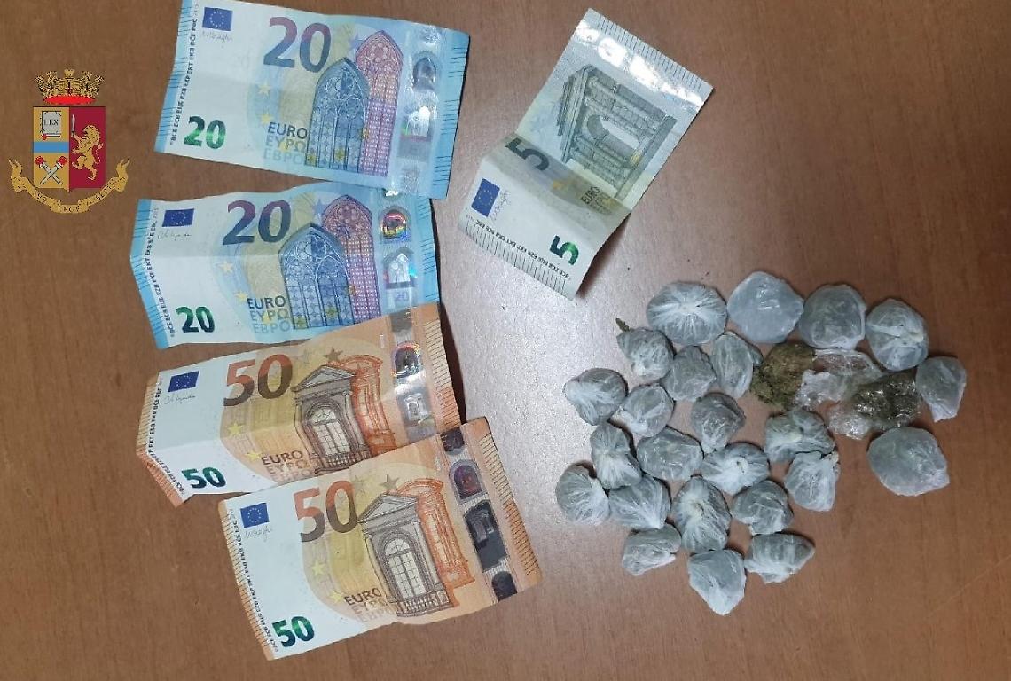 Spaccio a Mezzocannone, pusher in manette